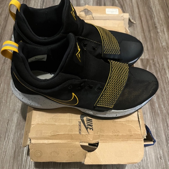 Athletic_Shoes